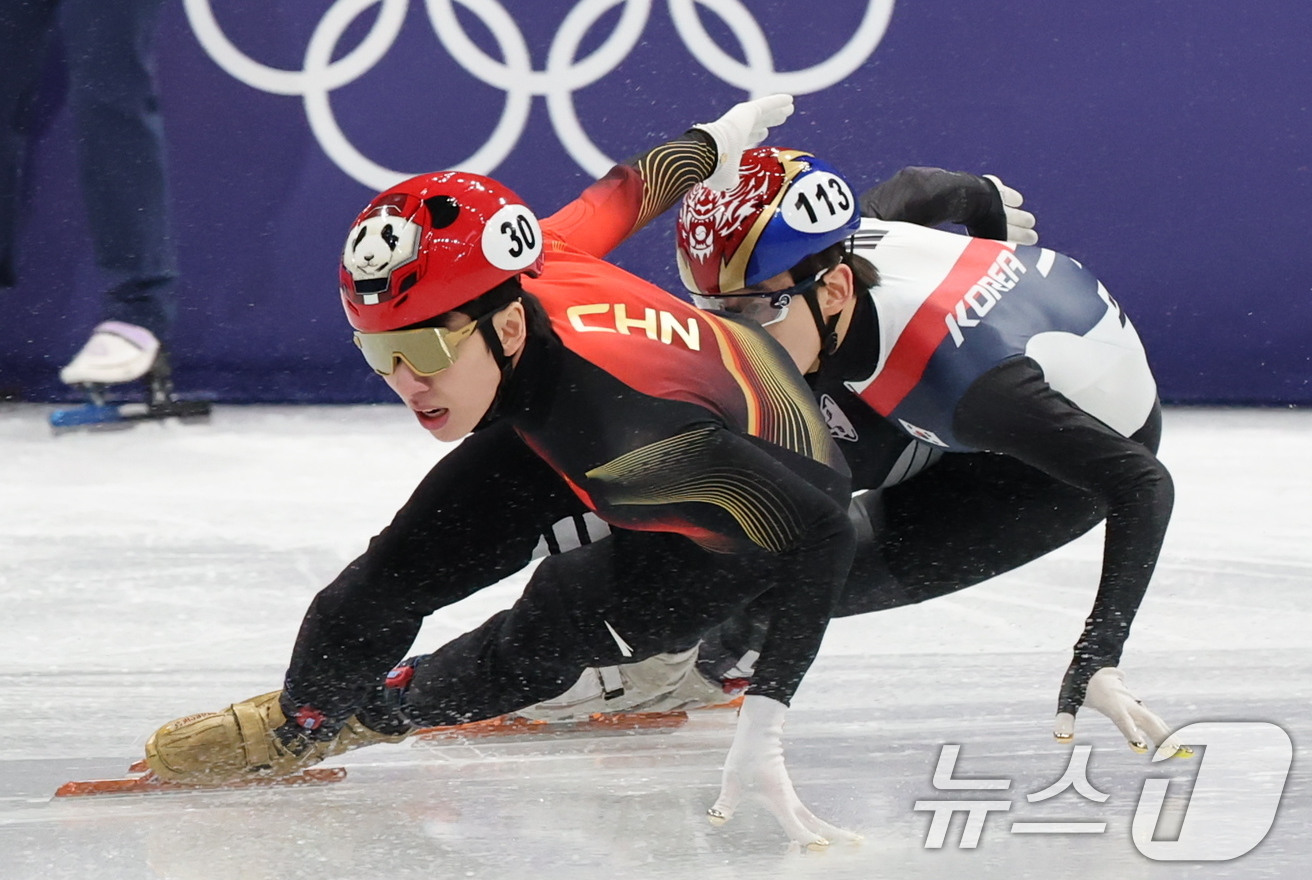 (밀라노=뉴스1) 김진환 기자 = 쇼트트랙 임종언과 중국 린샤오쥔(임효준)이 16일(현지시간) 이탈리아 밀라노 아이스스케이팅 아레나에서 열린 2026 밀라노·코르티나담페초 동계올림 …