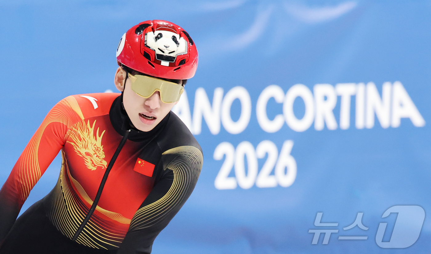 (밀라노=뉴스1) 김진환 기자 = 중국 린샤오쥔(임효준)이 16일(현지시간) 이탈리아 밀라노 아이스스케이팅 아레나에서 열린 2026 밀라노·코르티나담페초 동계올림픽 쇼트트랙 남자 …