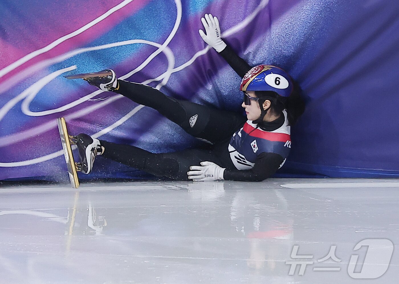 본문 이미지 - 쇼트트랙 김길리가 16일(현지시간) 이탈리아 밀라노 아이스스케이팅 아레나에서 열린 2026 밀라노·코르티나담페초 동계올림픽 쇼트트랙 여자 1000m 준결승에서 벨기에 하너 데스머트의 반칙으로 인해 넘어지고 있다. 이날 김길리는 어드밴스로 결승에 진출했다. 2026.2.16 ⓒ 뉴스1 김성진 기자