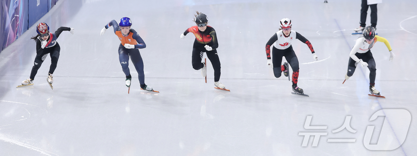 (밀라노=뉴스1) 김성진 기자 = 쇼트트랙 김길리(왼쪽)가 16일(현지시간) 이탈리아 밀라노 아이스스케이팅 아레나에서 열린 2026 밀라노·코르티나담페초 동계올림픽 쇼트트랙 여자 …