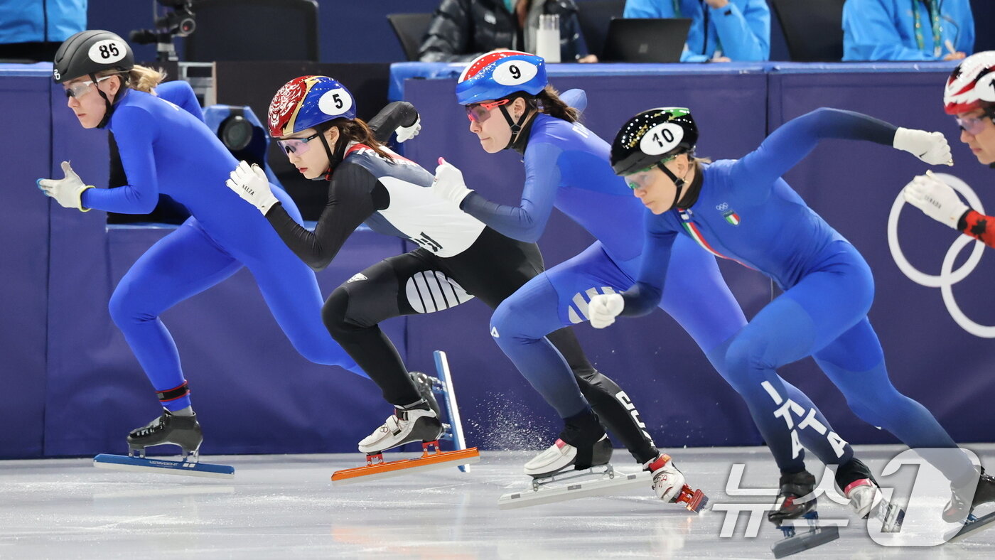 본문 이미지 - 쇼트트랙 최민정이 16일(현지시간) 이탈리아 밀라노 아이스스케이팅 아레나에서 열린 2026 밀라노·코르티나담페초 동계올림픽 쇼트트랙 여자 1000m 준결승에서 질주하고 있다. 2026.2.16 ⓒ 뉴스1 김진환 기자
