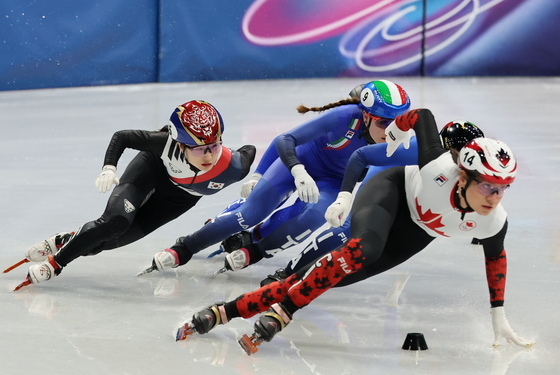 아웃코스 노려보는 최민정