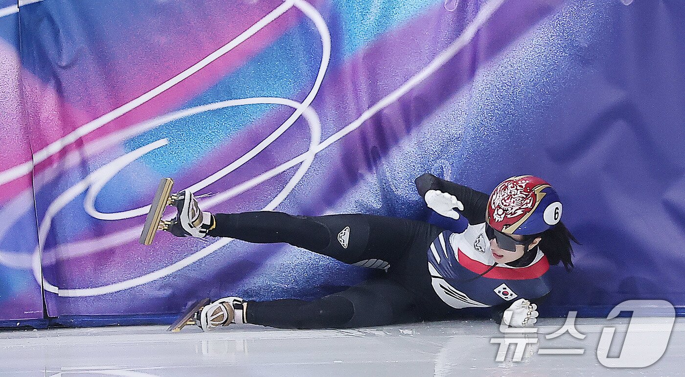 본문 이미지 - 쇼트트랙 김길리가 16일(현지시간) 이탈리아 밀라노 아이스스케이팅 아레나에서 열린 2026 밀라노·코르티나담페초 동계올림픽 쇼트트랙 여자 1000m 준결승에서 벨기에 하너 데스머트의 반칙으로 인해 넘어지고 있다. 이날 김길리는 어드밴스로 결승에 진출했다. 2026.2.16 ⓒ 뉴스1 김성진 기자