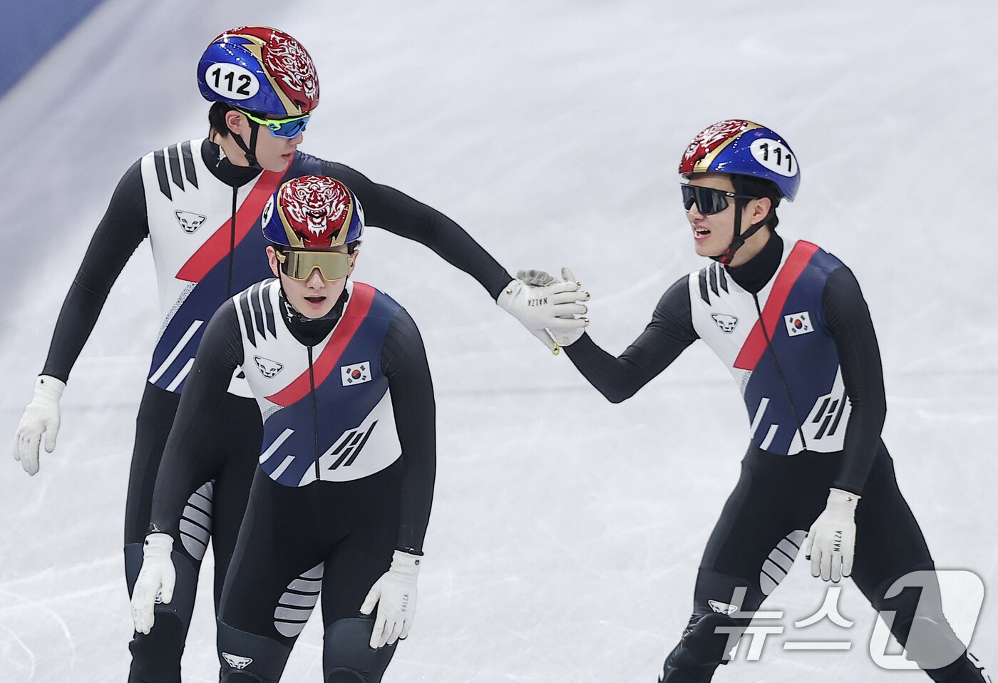 본문 이미지 - 쇼트트랙 이정민(111)과 이준서(112)가 16일(현지시간) 이탈리아 밀라노 아이스스케이팅 아레나에서 열린 2026 밀라노·코르티나담페초 동계올림픽 쇼트트랙 남자 5000m 계주 준결승에서 결승을 확정지은 뒤 기뻐하고 있다. 2026.2.16 ⓒ 뉴스1 김성진 기자