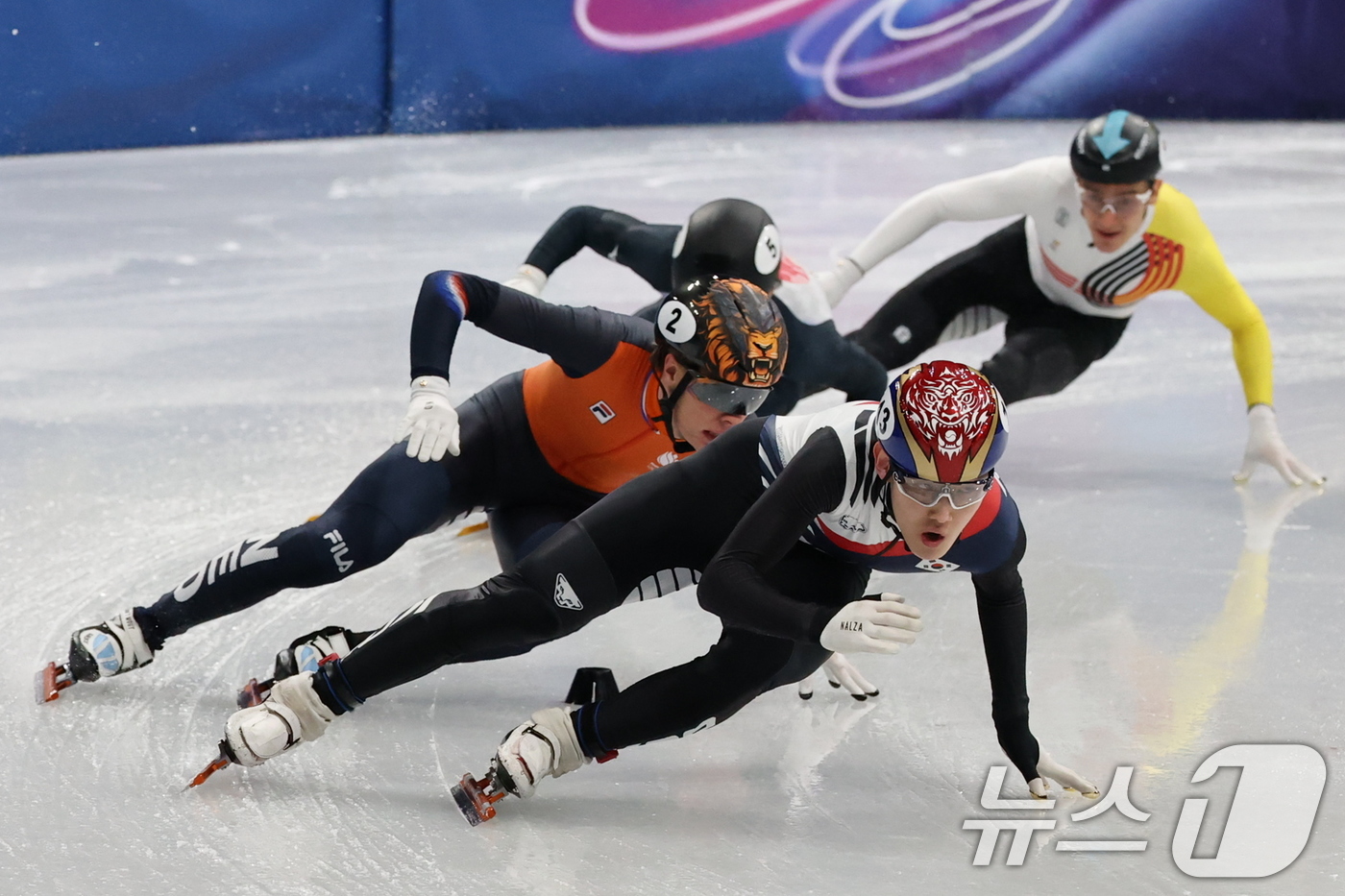 (밀라노=뉴스1) 김진환 기자 = 쇼트트랙 임종언이 16일(현지시간) 이탈리아 밀라노 아이스스케이팅 아레나에서 열린 2026 밀라노·코르티나담페초 동계올림픽 쇼트트랙 남자 5000 …