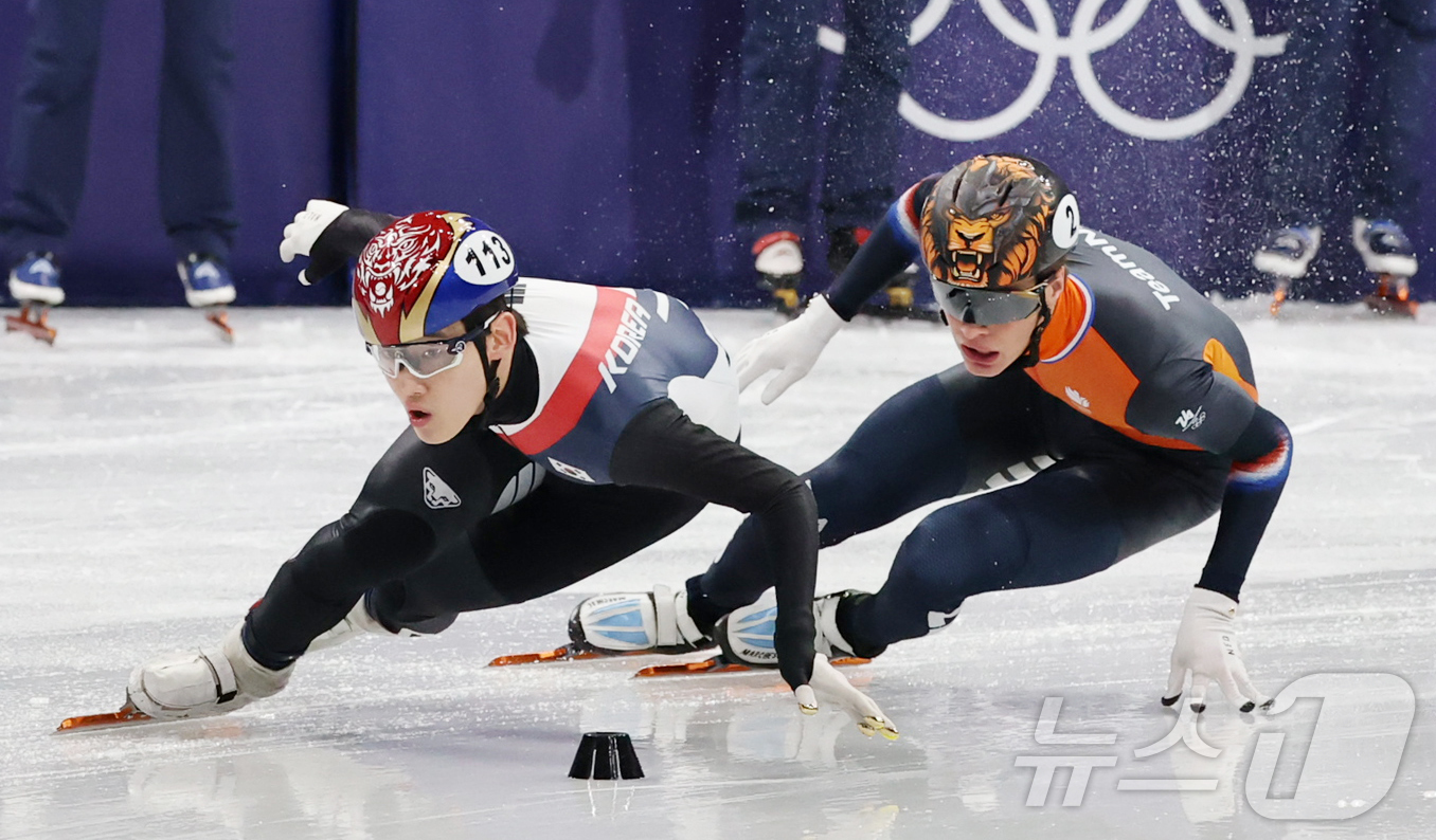 (밀라노=뉴스1) 김진환 기자 = 쇼트트랙 남자 계주 마지막 주자인 임종언이 16일(현지시간) 이탈리아 밀라노 아이스스케이팅 아레나에서 열린 2026 밀라노·코르티나담페초 동계올림 …