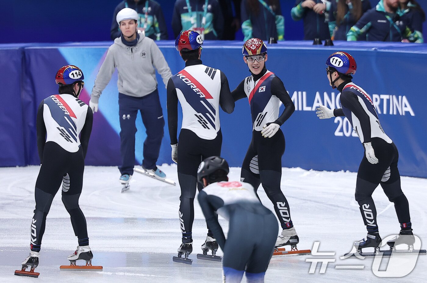 본문 이미지 - 쇼트트랙 임종언(113), 이준서(112), 신동민(114), 이정민(111)이 16일(현지시간) 이탈리아 밀라노 아이스스케이팅 아레나에서 열린 2026 밀라노·코르티나담페초 동계올림픽 쇼트트랙 남자 5000m 계주 준결승에서 결승행을 확정 지은 후 하이파이브를 하고 있다. 2026.2.16 ⓒ 뉴스1 김성진 기자