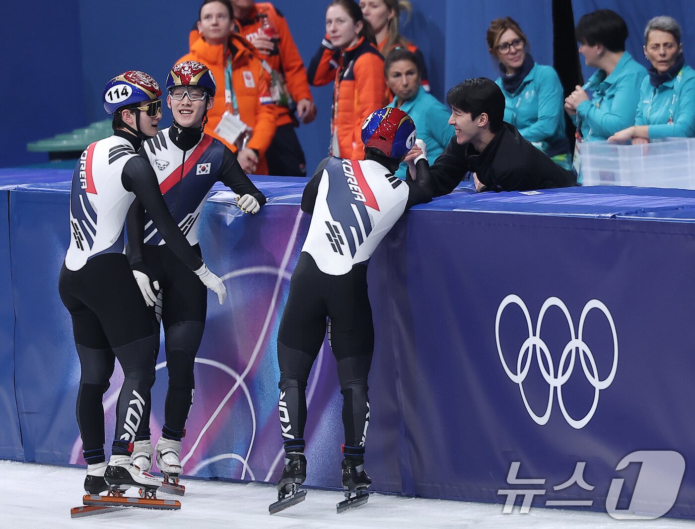 본문 이미지 - 쇼트트랙 임종언(113), 이준서(112), 신동민(114), 이정민(111)이 16일(현지시간) 이탈리아 밀라노 아이스스케이팅 아레나에서 열린 2026 밀라노·코르티나담페초 동계올림픽 쇼트트랙 남자 5000m 계주 준결승에서 결승행을 확정 지은 후 황대헌과 기뻐하고 있다. 2026.2.16 ⓒ 뉴스1 김성진 기자