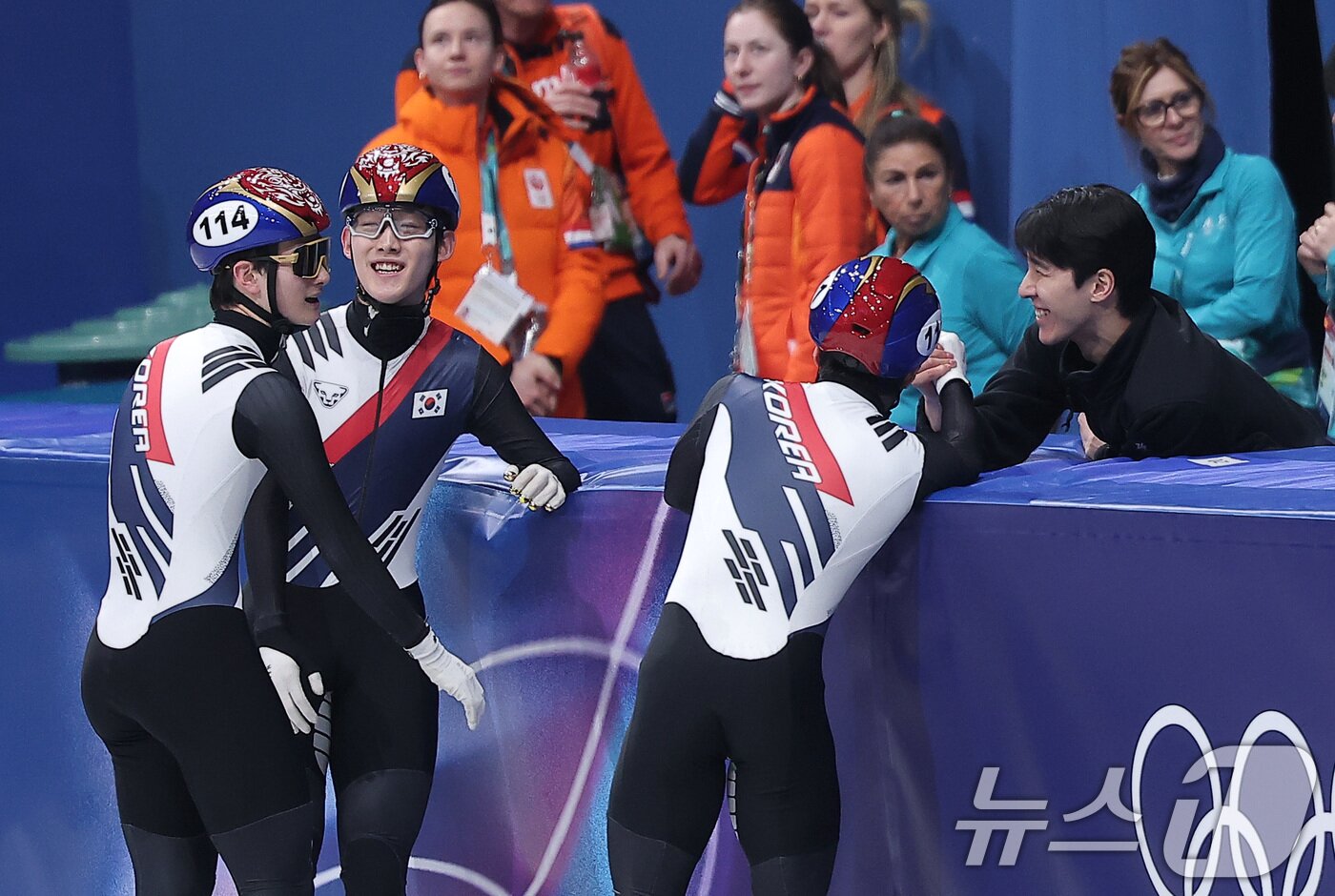 본문 이미지 - 쇼트트랙 임종언(113), 이준서(112), 신동민(114), 이정민(111)이 16일(현지시간) 이탈리아 밀라노 아이스스케이팅 아레나에서 열린 2026 밀라노·코르티나담페초 동계올림픽 쇼트트랙 남자 5000m 계주 준결승에서 결승행을 확정 지은 후 황대헌과 기뻐하고 있다. 2026.2.16 ⓒ 뉴스1 김성진 기자