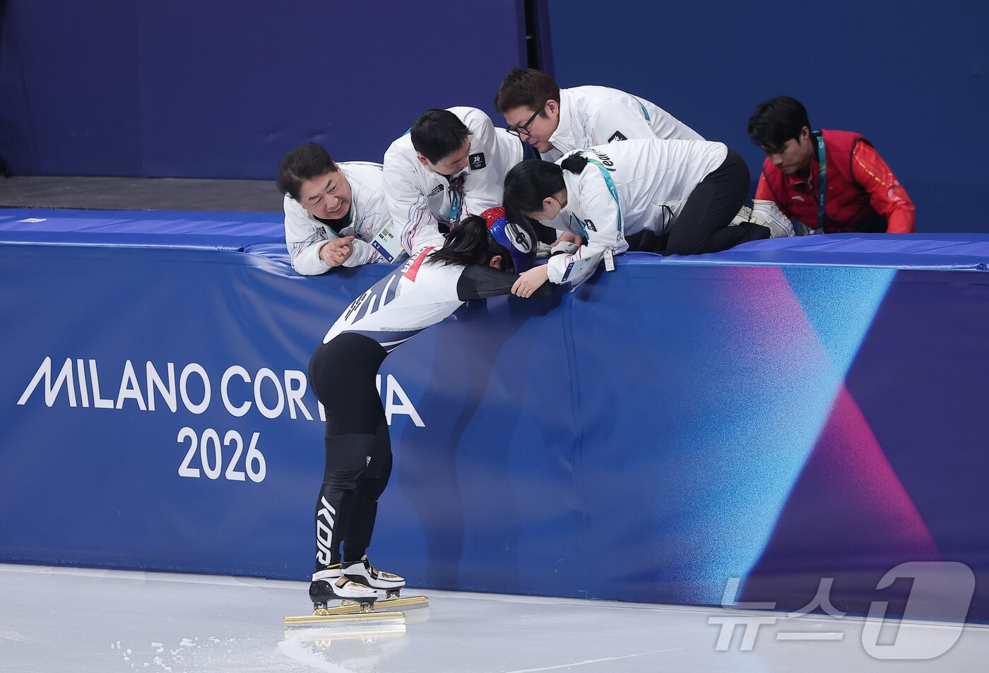 본문 이미지 - 쇼트트랙 김길리가 16일(현지시간) 이탈리아 밀라노 아이스스케이팅 아레나에서 열린 2026 밀라노·코르티나담페초 동계올림픽 쇼트트랙 여자 1000m 결승에서 동메달을 확정지은 뒤 코치진과 기뻐하고 있다. 2026.2.16 ⓒ 뉴스1 김성진 기자