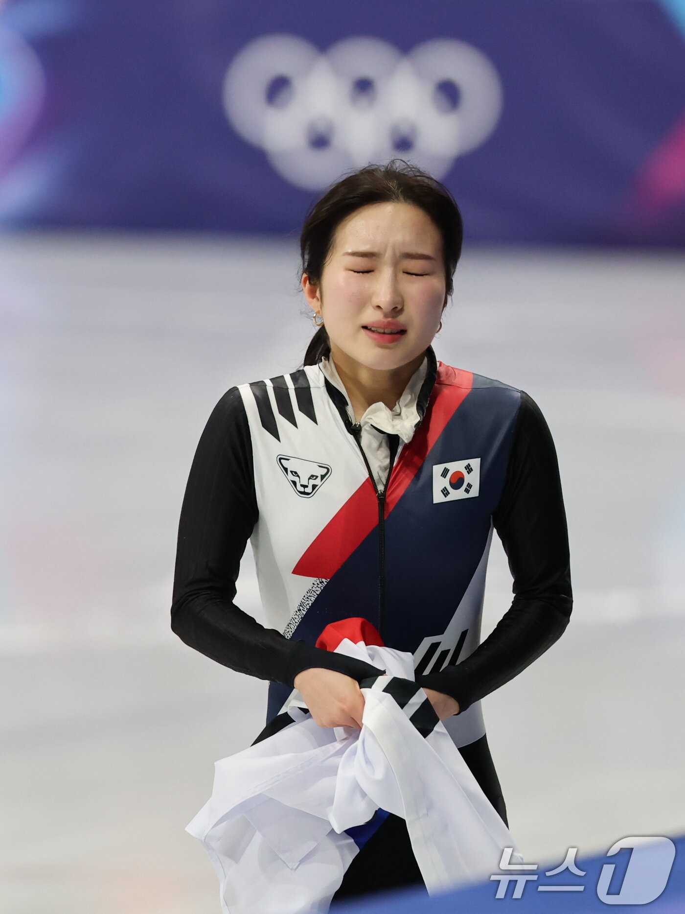 본문 이미지 - 쇼트트랙 김길리가 16일(현지시간) 이탈리아 밀라노 아이스스케이팅 아레나에서 열린 2026 밀라노·코르티나담페초 동계올림픽 쇼트트랙 여자 1000m 결승에서 동메달을 확정지은 뒤 눈물을 흘리고 있다. 2026.2.16 ⓒ 뉴스1 김진환 기자