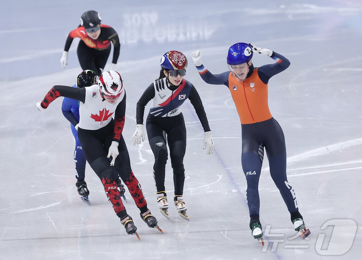 본문 이미지 - 쇼트트랙 김길리가 16일(현지시간) 이탈리아 밀라노 아이스스케이팅 아레나에서 열린 2026 밀라노·코르티나담페초 동계올림픽 쇼트트랙 여자 1000m 결승에서 동메달을 확정 짓고 있다. 2026.2.16 ⓒ 뉴스1 김성진 기자