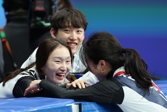 김길리 동메달 기뻐하는 최민정