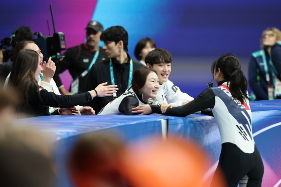 최민정 축하 받는 김길리