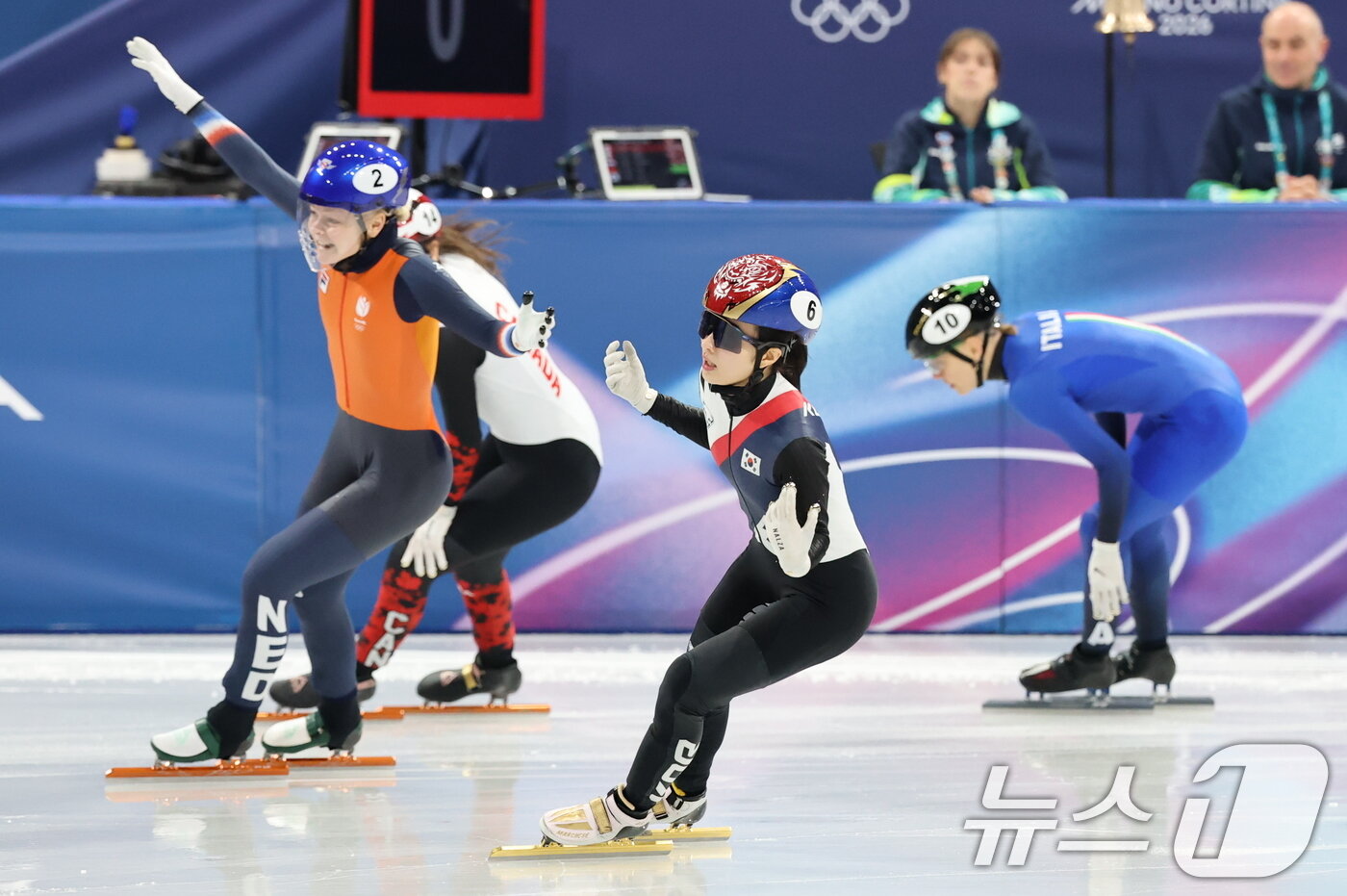 본문 이미지 - 쇼트트랙 김길리가 16일(현지시간) 이탈리아 밀라노 아이스스케이팅 아레나에서 열린 2026 밀라노·코르티나담페초 동계올림픽 쇼트트랙 여자 1000m 결승에서 3위로 결승선을 통과하며 동메달을 확정 짓고 있다. 2026.2.16 ⓒ 뉴스1 김진환 기자