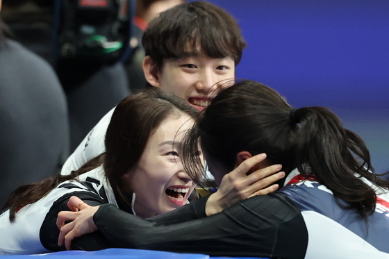 최민정 '김길리 잘했어'