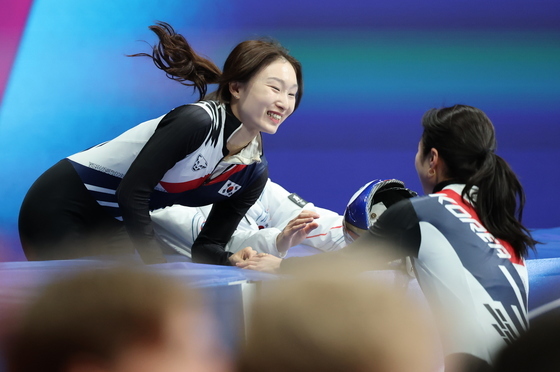 '동메달 김길리' 온 마음으로 축하해주는 최민정