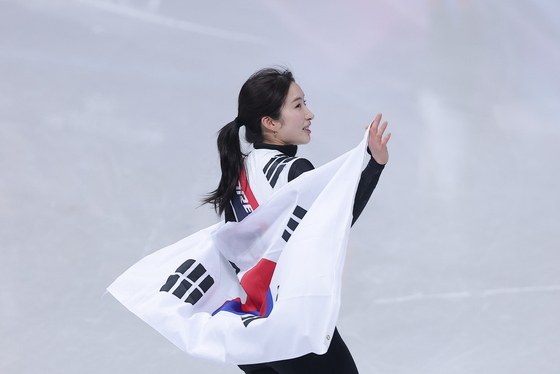 관중 향해 인사하는 김길리