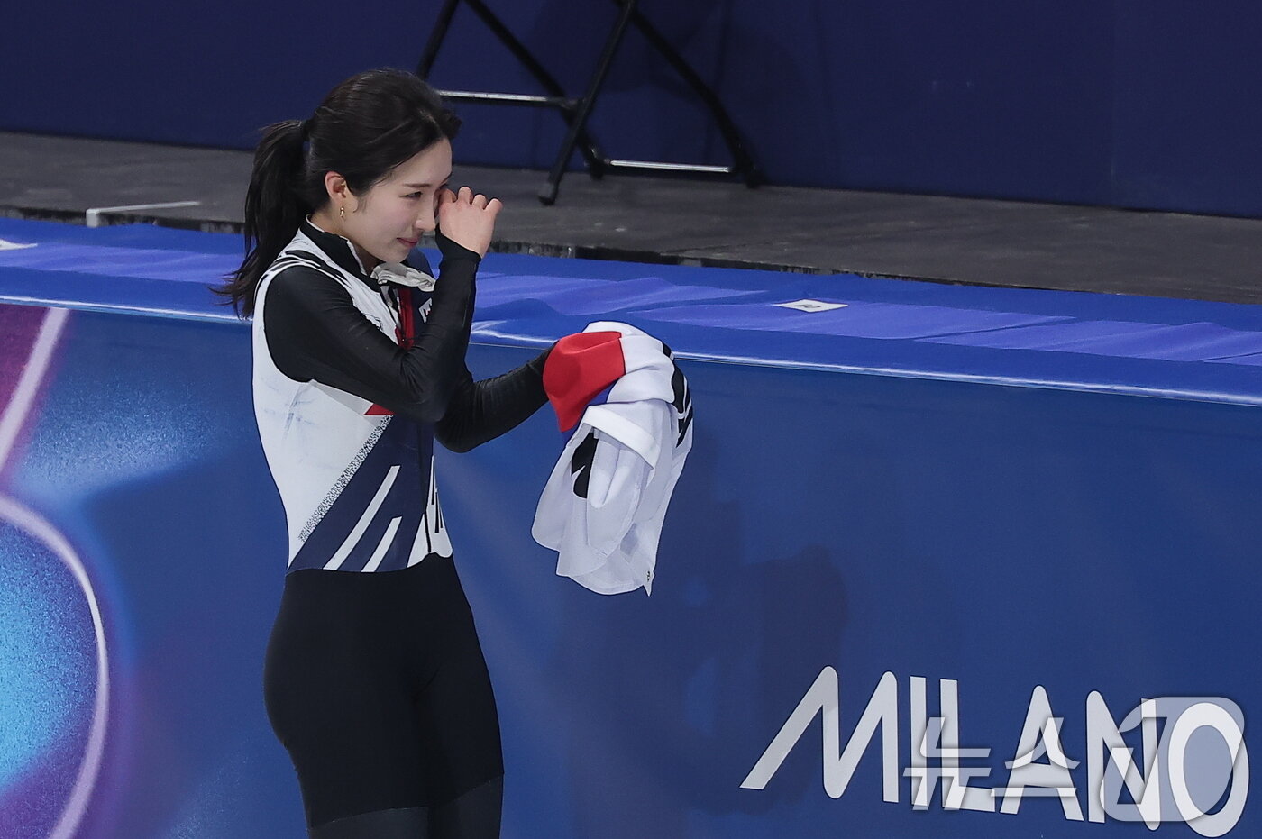 본문 이미지 - 쇼트트랙 김길리가 16일(현지시간) 이탈리아 밀라노 아이스스케이팅 아레나에서 열린 2026 밀라노·코르티나담페초 동계올림픽 쇼트트랙 여자 1000m 결승에서 동메달을 확정 지은 뒤 눈물을 흘리고 있다. 2026.2.16 ⓒ 뉴스1 김성진 기자