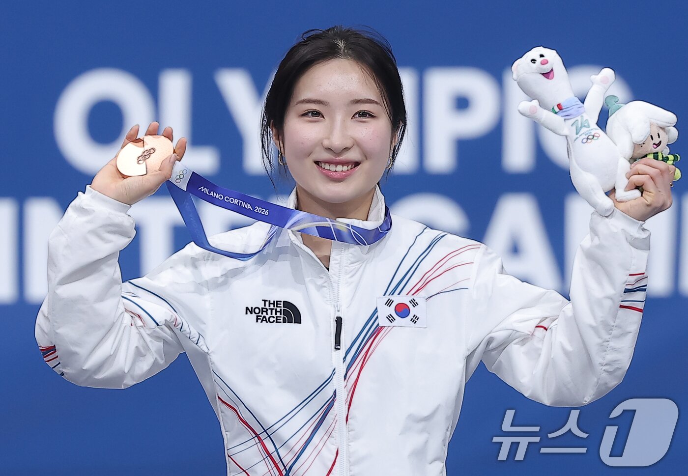 본문 이미지 - 쇼트트랙 김길리가 16일(현지시간) 이탈리아 밀라노 아이스스케이팅 아레나에서 열린 2026 밀라노·코르티나담페초 동계올림픽 쇼트트랙 여자 1000m 시상식에서 동메달을 들어보이고 있다. 2026.2.16 ⓒ 뉴스1 김성진 기자