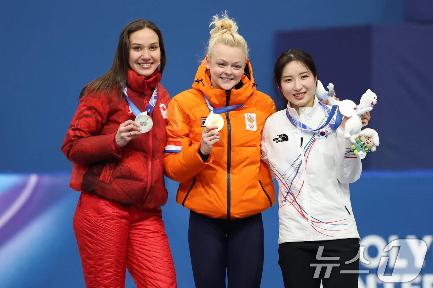 본문 이미지 - 쇼트트랙 김길리가 16일(현지시간) 이탈리아 밀라노 아이스스케이팅 아레나에서 열린 2026 밀라노·코르티나담페초 동계올림픽 쇼트트랙 여자 1000m 시상식에서 금메달리스트 네덜란드 산드라 벨제부르와 은메달리스트 코트니 사로와 사진을 찍고 있다. 2026.2.16 ⓒ 뉴스1 김진환 기자