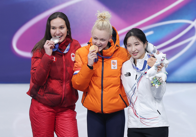 여자 1000m 시상식서 동메달 든 김길리