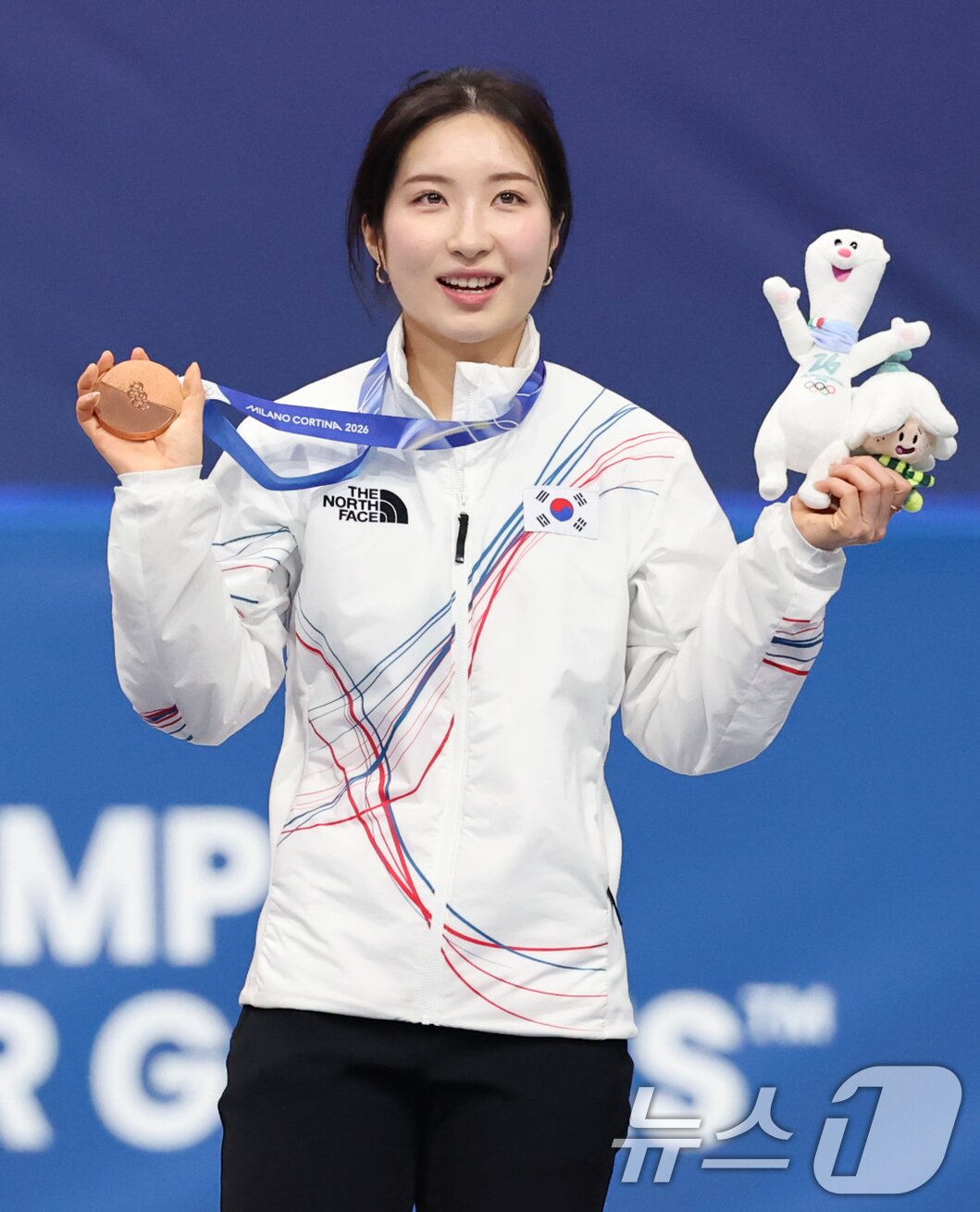 본문 이미지 - 쇼트트랙 김길리가 16일(현지시간) 이탈리아 밀라노 아이스스케이팅 아레나에서 열린 2026 밀라노·코르티나담페초 동계올림픽 쇼트트랙 여자 1000m 시상식에서 동메달을 들어보이고 있다. 2026.2.16 ⓒ 뉴스1 김진환 기자