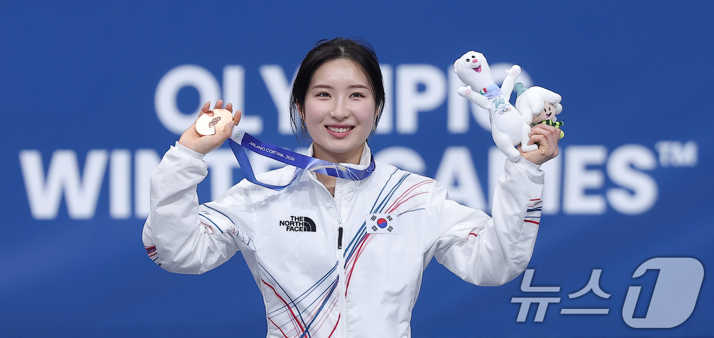 (밀라노=뉴스1) 김성진 기자 = 쇼트트랙 여자1000m에서 동메달을 획득한 김길리가 16일(현지시간) 이탈리아 밀라노 아이스스케이팅 아레나에서 열린 2026 밀라노·코르티나담페초 …