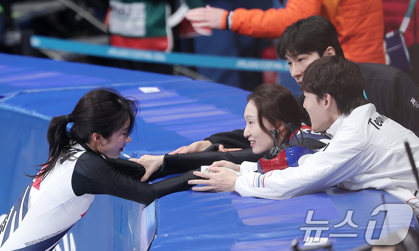 본문 이미지 - 쇼트트랙 최민정, 황대헌, 임종언이 16일(현지시간) 이탈리아 밀라노 아이스스케이팅 아레나에서 열린 2026 밀라노·코르티나담페초 동계올림픽 쇼트트랙 여자 1000m 결승에서 동메달을 따낸 김길리를 축하하고 있다. 2026.2.16 ⓒ 뉴스1 김성진 기자