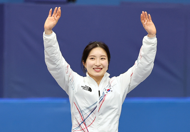 환한 미소 지으며 시상대 오르는 김길리