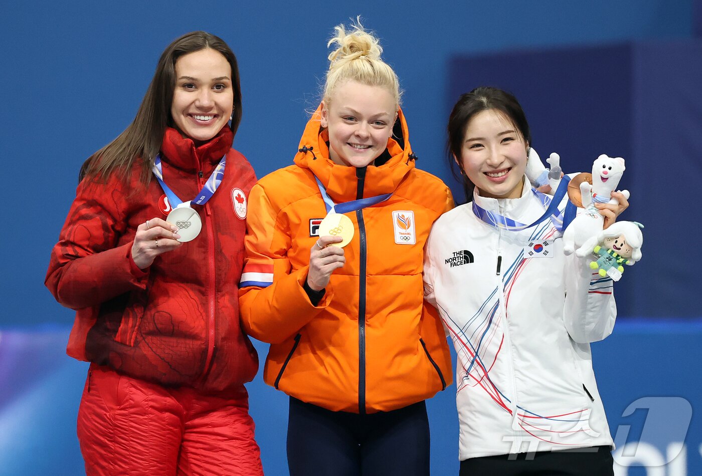 본문 이미지 - 쇼트트랙 김길리가 16일(현지시간) 이탈리아 밀라노 아이스스케이팅 아레나에서 열린 2026 밀라노·코르티나담페초 동계올림픽 쇼트트랙 여자 1000m 시상식에서 금메달리스트 네덜란드 산드라 벨제부르와 은메달리스트 코트니 사로와 기념 촬영을 하고 있다. 2026.2.16 ⓒ 뉴스1 김진환 기자