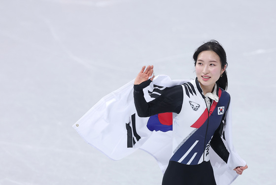 태극기 두른 김길리