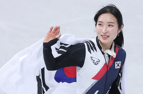 태극기 두른 김길리