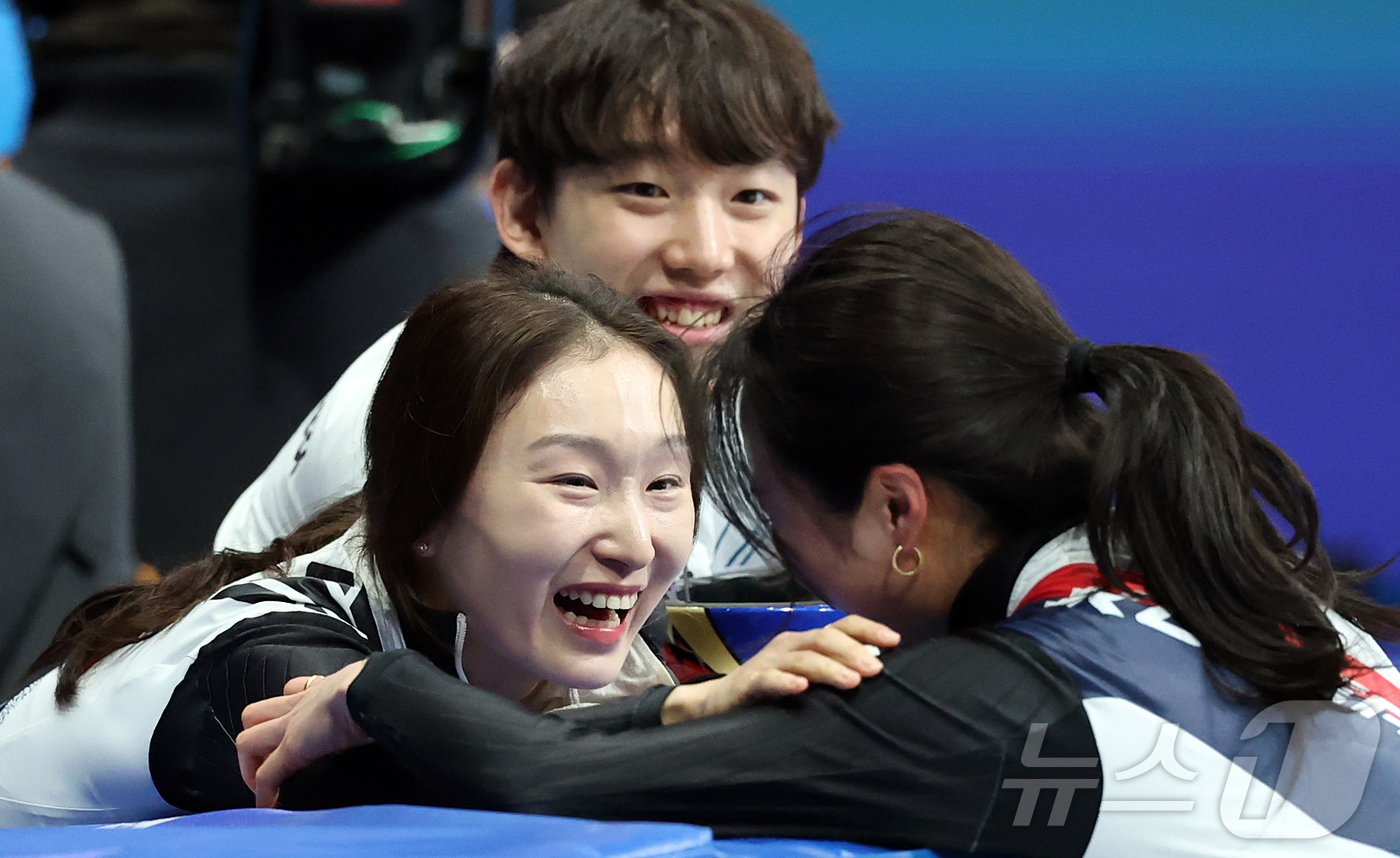 (밀라노=뉴스1) 김진환 기자 = 쇼트트랙 최민정과 임종언이 16일(현지시간) 이탈리아 밀라노 아이스스케이팅 아레나에서 열린 2026 밀라노·코르티나담페초 동계올림픽 쇼트트랙 여자 …