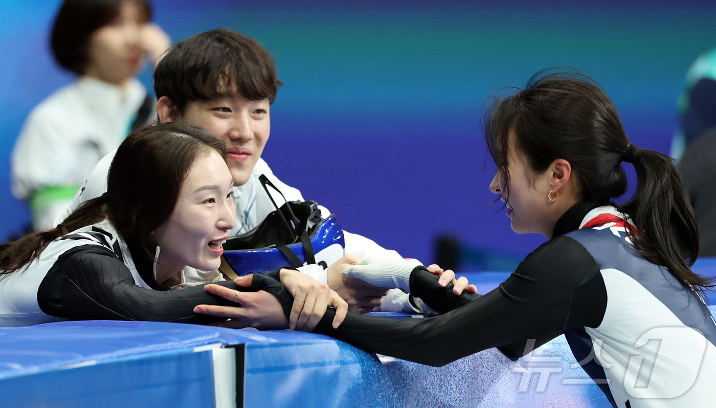 (밀라노=뉴스1) 김진환 기자 = 쇼트트랙 최민정과 임종언이 16일(현지시간) 이탈리아 밀라노 아이스스케이팅 아레나에서 열린 2026 밀라노·코르티나담페초 동계올림픽 쇼트트랙 여자 …