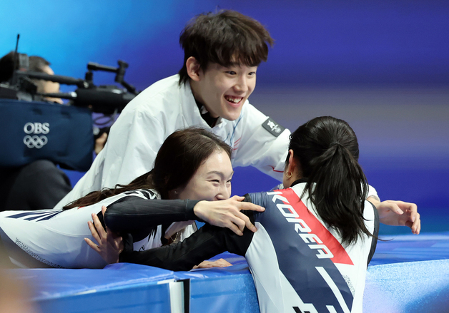 김길리를 진심으로 축하해주는 최민정·임종언