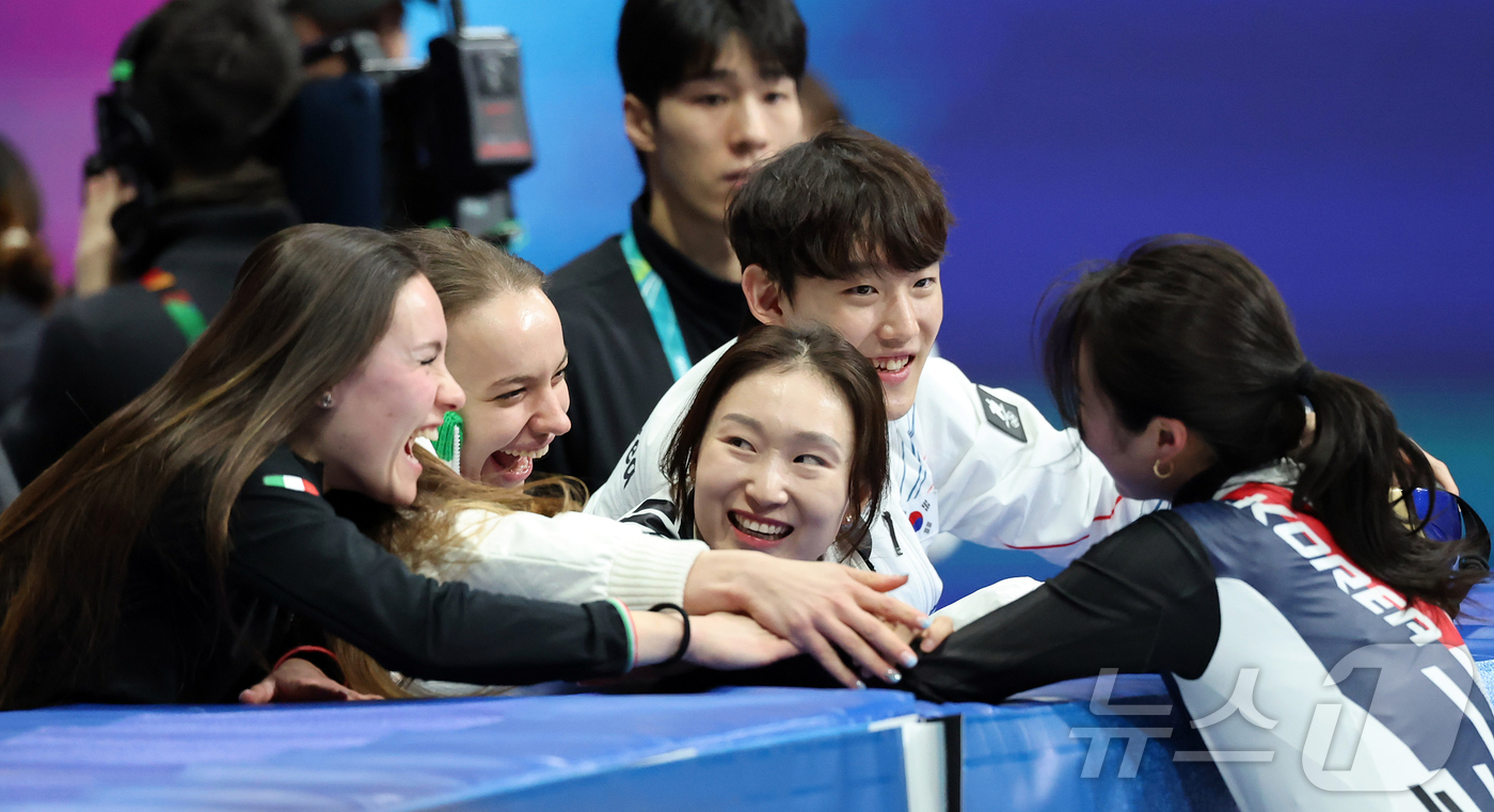 (밀라노=뉴스1) 김진환 기자 = 쇼트트랙 최민정과 임종언을 비롯한 선수들이 16일(현지시간) 이탈리아 밀라노 아이스스케이팅 아레나에서 열린 2026 밀라노·코르티나담페초 동계올림 …