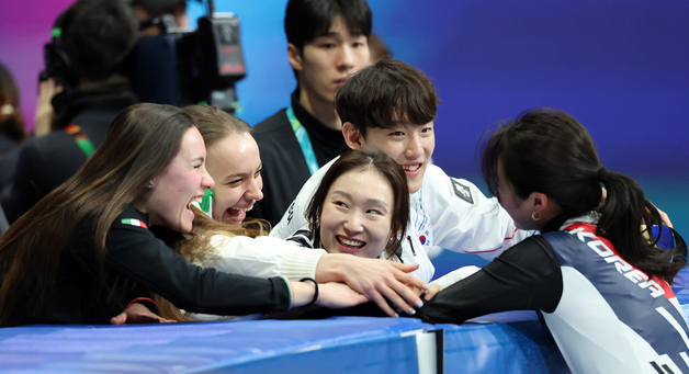 김길리를 축하해주는 선수들