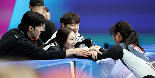 김길리를 진심으로 축하해주는 최민정·임종언·황대헌