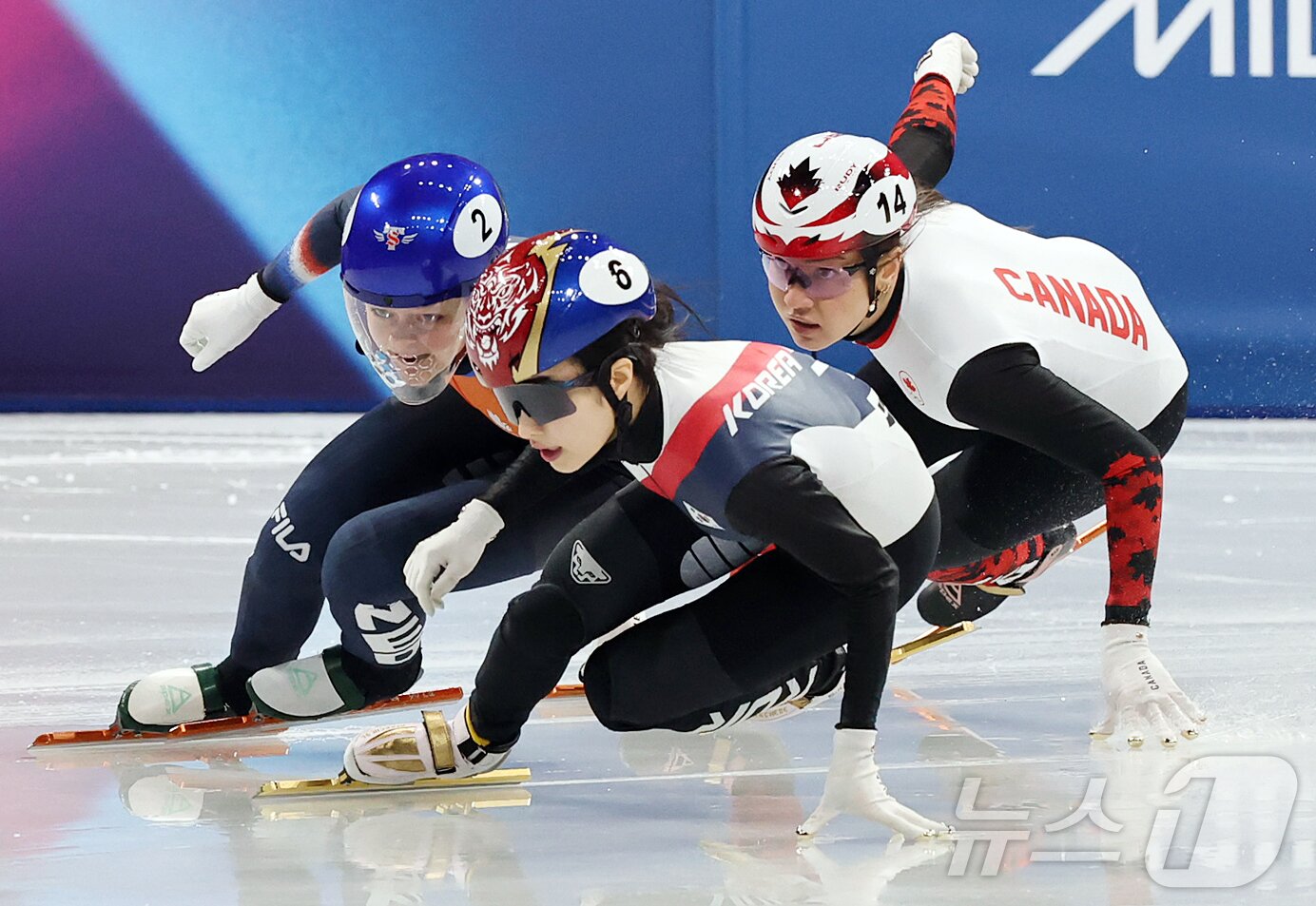 본문 이미지 - 쇼트트랙 김길리가 16일(현지시간) 이탈리아 밀라노 아이스스케이팅 아레나에서 열린 2026 밀라노·코르티나담페초 동계올림픽 쇼트트랙 여자 1000m 결승에서 역주를 펼치고 있다. 2026.2.16 ⓒ 뉴스1 김진환 기자