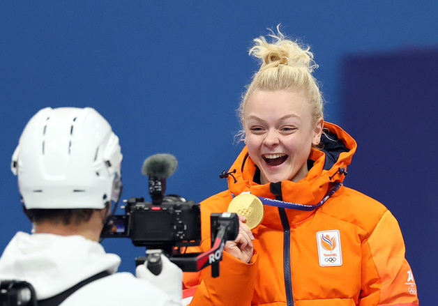 산드라 벨제부르, 금빛 미소