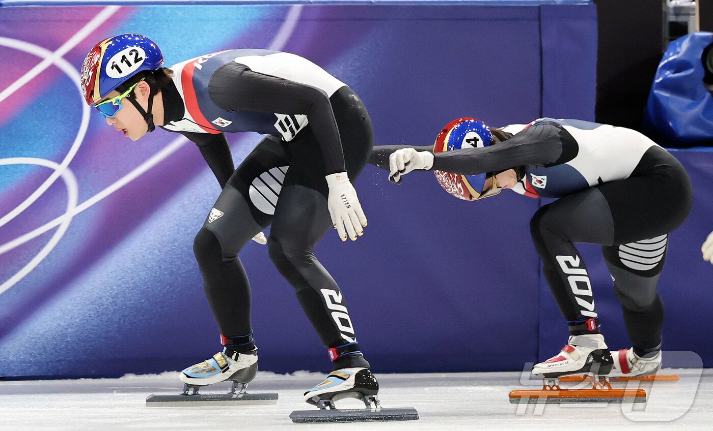 본문 이미지 - 쇼트트랙 이정민이 16일(현지시간) 이탈리아 밀라노 아이스스케이팅 아레나에서 열린 2026 밀라노·코르티나담페초 동계올림픽 쇼트트랙 남자 5000m 계주 준결승에서 이준서와 교대하고 있다. 2026.2.16 ⓒ 뉴스1 김진환 기자