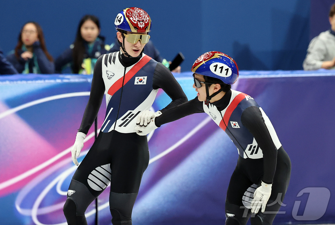 (밀라노=뉴스1) 김진환 기자 = 쇼트트랙 신동민과 이정민(오른쪽)이 16일(현지시간) 이탈리아 밀라노 아이스스케이팅 아레나에서 열린 2026 밀라노·코르티나담페초 동계올림픽 쇼트 …