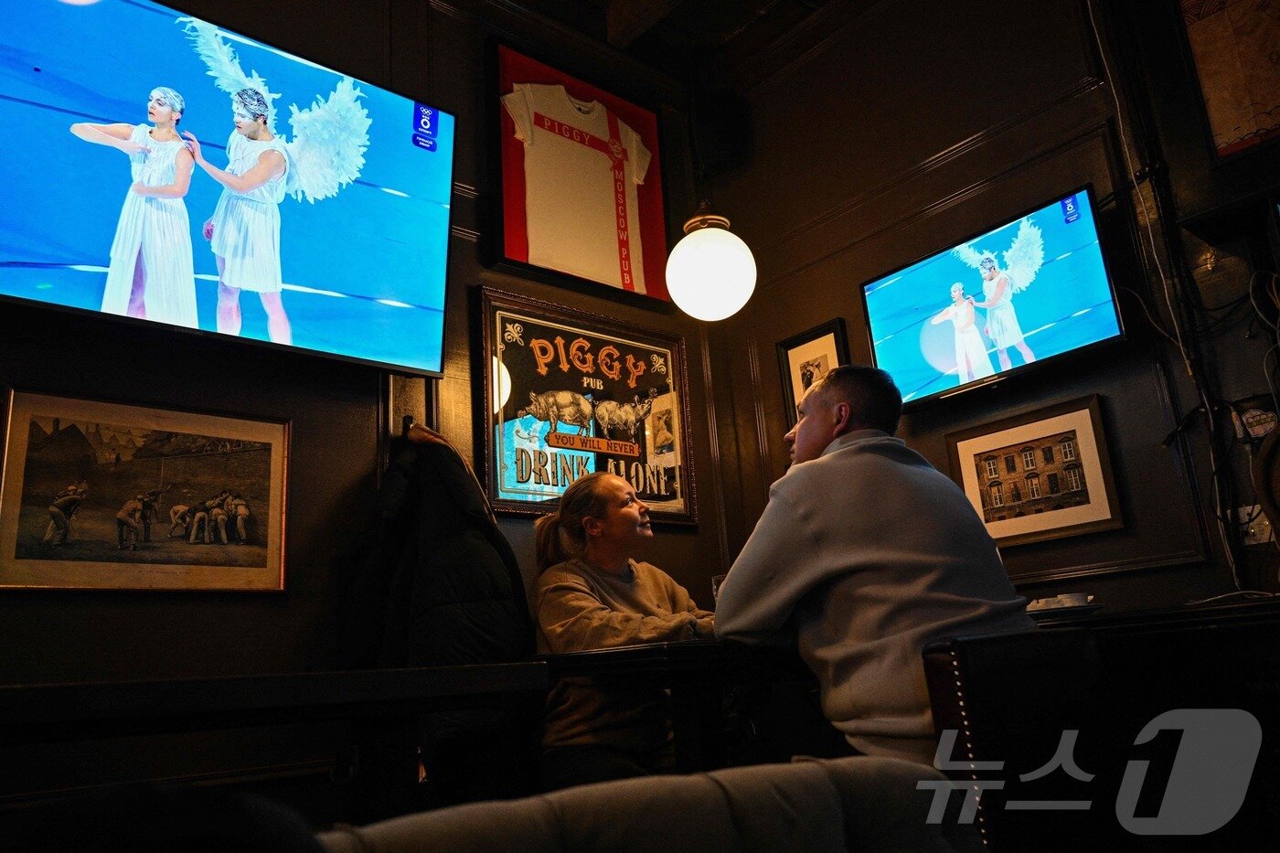본문 이미지 - 올림픽 개회식을 지켜보는 이탈리아 팬들 ⓒ AFP=뉴스1