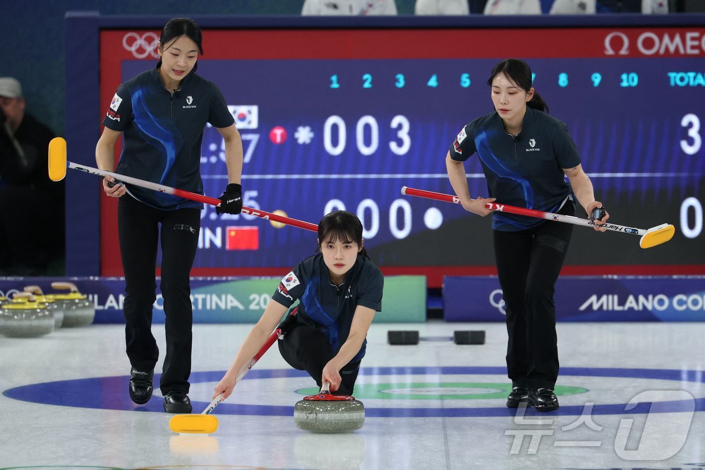 본문 이미지 - 밀라노 동계 올림픽 경기 중인 한국 컬링 여자 대표팀.ⓒ AFP=뉴스1