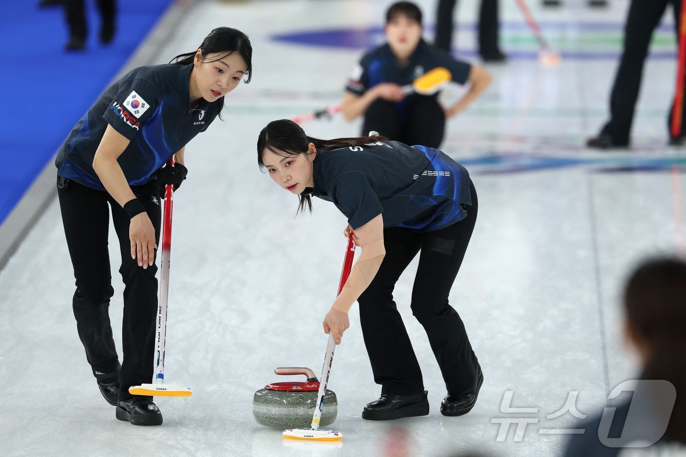 본문 이미지 - 중국과 경기 중인 한국 여자 컬링 대표팀.ⓒ AFP=뉴스1