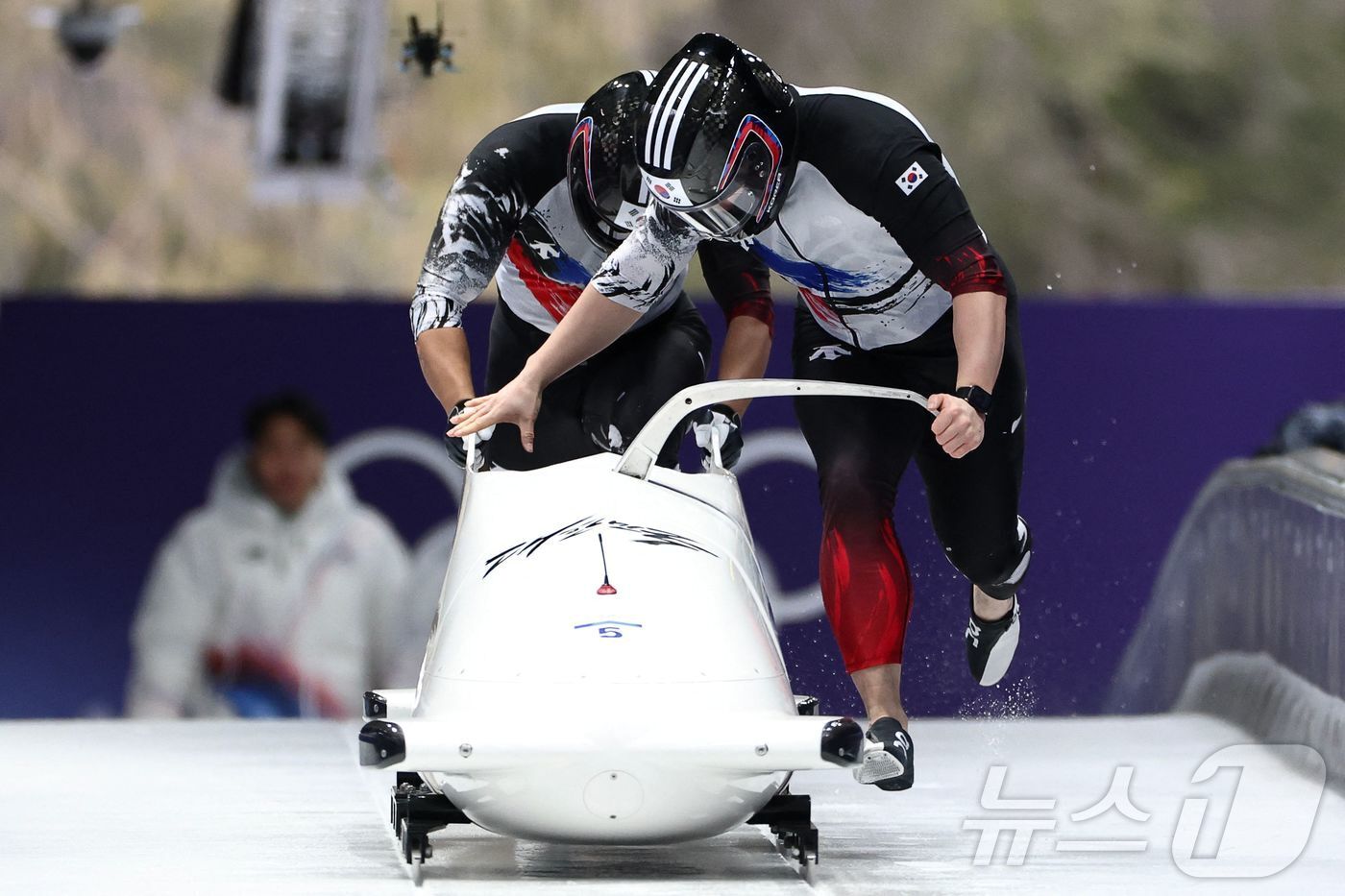 본문 이미지 - 봅슬레이 김진수팀이 남자 2인승 경기에서 힘차게 출발하고 있다.ⓒ AFP=뉴스1