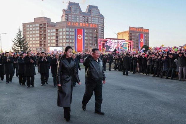 北, '평양 5만 세대 살림집 건설' 완료…김정은, 딸 주애와 동행