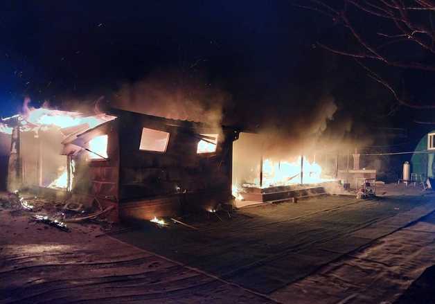 홍천 단독주택 화재…아궁이 불씨 추정, 주택·창고 전소