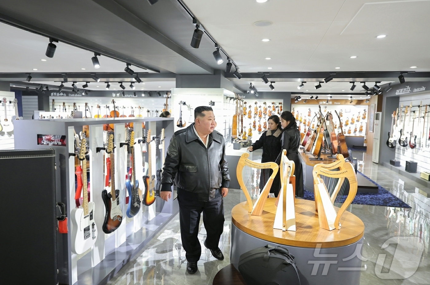 (평양 노동신문=뉴스1) = 북한 노동당 기관지 노동신문은 17일 "기념비적인 수도건설 5개년 계획을 결속짓는 화성지구 4단계 1만 세대 살림집 준공식이 우리 국가의 경사스러운 명 …